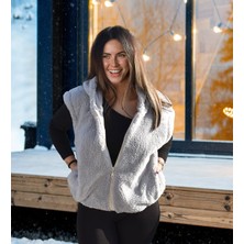 Pababo Kışın Sıcak Şıklığı: Peluş Yelek ve Şapka Kombini