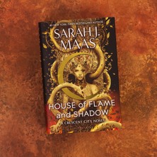 House Of Flame And Shadow /  The International Bestseller And The Smouldering Third Instalment In The - Sarah J. Maas