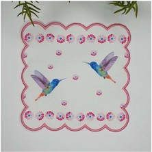Decofav Sulu Boya Arı Kuşları ve Pembe Çiçek Desenli Nakış Kenar Kumaş Kokteyl Peçetesi 1 Adet