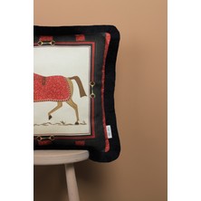 Alseko Concept Siyah Kırmızı Çizgili At Desen 43 x 43  cm  Kırlent Kılıfı