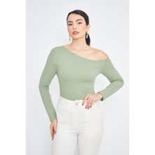  Yeşil Asimetrik Yaka Tek Omuz Açık Uzun Kollu Kadın Fit Bluz - 2463