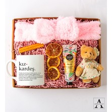 Özel Tasarım Kız Kardeş Hediye Seti- Beyaz Kupa - Peluş Bandana - Peluş Ayıcık Anahtarlık - Eyüp Sabri Tuncer El Kremi - Çubuk Tarçın - Kuru Limon Dilimi