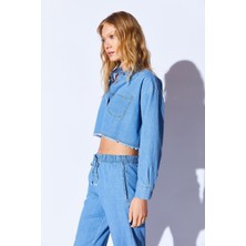 Manche Mavi Crop  Soft Dokulu Denim Yıpratma Detaylı Kadın Jean Gömlek  | MKS169600-01