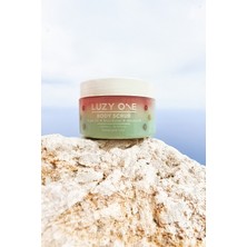 Luzy One Body Scrub – Yoğun Temizleme ve Ferah Orman Meyvesi Kokulu Vücut Peelingi - 300 ml