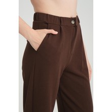 Kadın Kahve Rengi Çift Cepli Liğralı Kemer Lastik Detaylı Fermuarlı Yüksek Bel Krep Stil Pantolon.