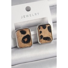 Clariss Pirinç Gümüş Renk Leopar Desenli Kare Model Kadın Küpe