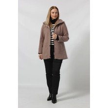 Önü Fermuarlı ve Düğme Detaylı Kapüşonlu Kaşe Kaban