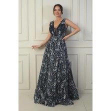 By Saygı Kadın Ön Arka V Yaka Göğüs Pliseli Arkadan Bağcıklı Astarlı Sim Flok Baskı Uzun Abiye Elbise