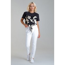 Bold & Young Kadın Bağlamalı Baskılı Viskon Kombinli Likralı Örme Kumaş Sıfır Yaka Tshirt Siyah-Siyah Ekru Baskı