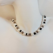 Crystal Atelier Siyah Kum Boncuk İnci Detaylı Kolye, İnci Kum Boncuk Kolye, Siyah Renk Kum Boncuk İnci Boncuk Kolye, Kum Boncuk İnci Kolye, Kum Boncuk İncili Tasarım Kolye  