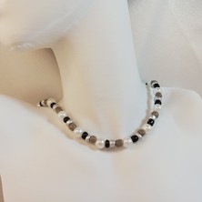 Crystal Atelier Siyah Kum Boncuk İnci Detaylı Kolye, İnci Kum Boncuk Kolye, Siyah Renk Kum Boncuk İnci Boncuk Kolye, Kum Boncuk İnci Kolye, Kum Boncuk İncili Tasarım Kolye  