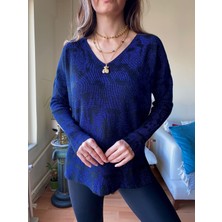 Store By Dilara Kadın Simli Lacivert Siyah Desenli V Yaka Triko Kazak