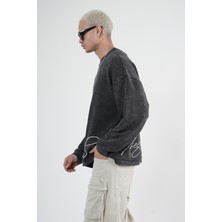 Yıkamalı Oversize Kalıp Nakışlı Sweatshirt