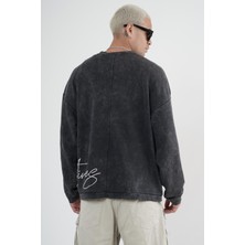 Yıkamalı Oversize Kalıp Nakışlı Sweatshirt