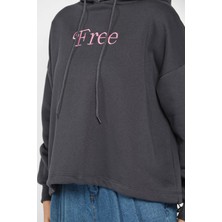 Gülseli Kapüşonlu Free Nakışlı Üç Iplik Şardonlu Sweatshirt