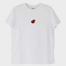 Kırmızı Elma Desenli Nakışlı Tişört | Canlı ve Zarif Tasarım