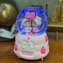 Keyfim Shop Sevgili Temalı Büyük Müzikli Işıklı Püskürmeli Kar Küresi Dekoratif Tasarım