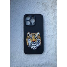 Iphone 15 Pro Deri Üzerine Kaplan Nakış Işlemeli Telefon Kılıfı