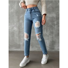 Denim Lazer Kesim Yırtık Mom Jean Pantolon - Mavi