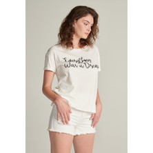 Kadın Beyaz Renk Nakış Detaylı Kısa Kollu T-Shirt