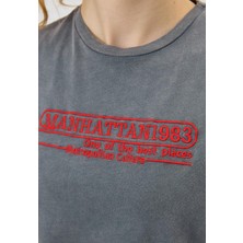 Kadın Kırmızı Nakış Detaylı Antrasit T-Shirt