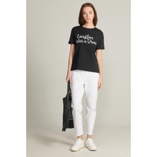 Kadın Siyah Renk Nakış Detaylı Kısa Kollu T-Shirt