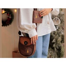 Hoodie Mouse Rakun Figürlü Tasarımlı Capraz Örgulu Kol Cantası Kahverengi ve Cuzdan Kahverengi Kombin