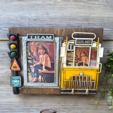 Tramvay Temalı Ahşap ve Metal Fotoğraf Çerçevesi – 18x24 cm, Çift Fotoğraflık, El Yapımı, Sevgiliye Hediyelik