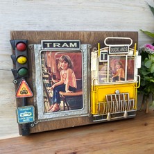 Tramvay Temalı Ahşap ve Metal Fotoğraf Çerçevesi – 18x24 cm, Çift Fotoğraflık, El Yapımı, Sevgiliye Hediyelik