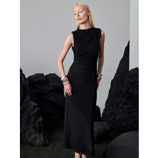 Yakası Büzgülü Dar Kesim Kolsuz Elbise - Siyah