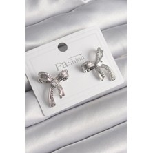 Çarşı Point Pirinç Gümüş Renk Zirkon Taşlı Fiyonk Model Kadın Küpe