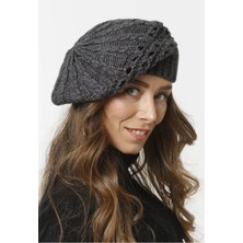 Kadın Ressam Triko Bere