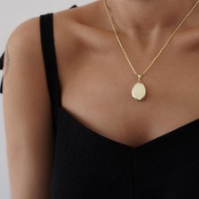 Oval Madalyon Altın Kolye