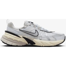 Erkekler İçin Nike Nıke V2K Run Gri Spor Ayakkabı Kauçuk Tabanlı Nefes Alabilir Yapı
