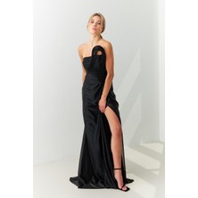 Siyah Straplez Detaylı Yırtmaçlı Belden Oturtmalı Büzgü Detaylı Uzun Abiye  Elbise