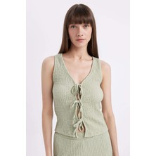DeFacto Slim Fit Dar Kesim V Yaka Kırışık Dokulu Önü Bağlamalı Kolsuz Bluz D3568AX24AU
