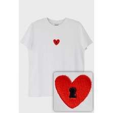 Kalpli Kilit Desenli Nakış Tişört - Romantik Sevgili Kombini