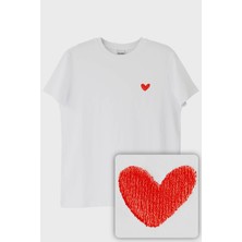 Kalp ve All You Need Is Love Yazılı Tişört - Sevgililer Günü