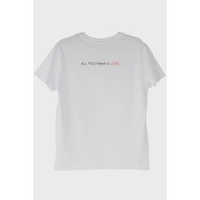 Kalp ve All You Need Is Love Yazılı Tişört - Sevgililer Günü