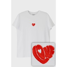 Love Kalbi Desenli Nakış Tişört - Sevgililer Günü Tasarımı
