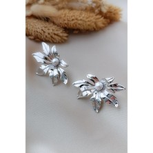 Silver Parlak Doğal Formlu Inci Çiçek Detaylı Modern Küpe