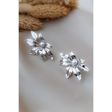 Silver Parlak Doğal Formlu Inci Çiçek Detaylı Modern Küpe