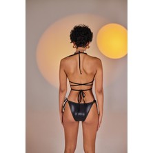 Holly Lolly Özel Yapım Parlak Kumaşlı H Aksesuarlı Üçgen Ivory Bikini Üstü Siyah