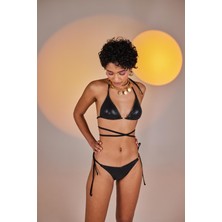 Holly Lolly Özel Yapım Parlak Kumaşlı H Aksesuarlı Üçgen Ivory Bikini Üstü Siyah