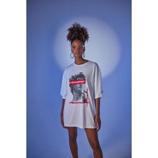 Holly Lolly Kadın Beyaz Baskılı Oversize Bisiklet Yaka Censored T-Shirt