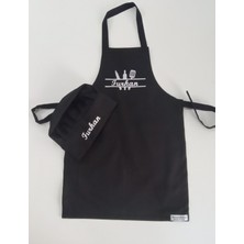 Terzim Ayşenur Mutfak Temalı Çocuk Mutfak ve Etkinlik Ana Okulu Önlüğü Su Tutmaz Kumaş Isme Özel Nakış Desenli 0- 14 Yaş