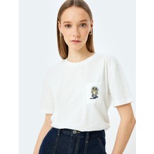 Koton Cep Detaylı Nakışlı Kısa Kollu Bisiklet Yaka Tişört