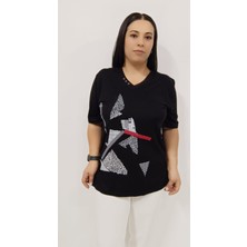 Akşen Giyim Büyük Beden Yakası Kuşgözü Önü File ve Baskı Detaylı Kısa Kol Pamuklu V Yaka Marin Bluz