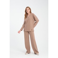 Kadın V Yaka Sweatshirt ve Pantolon Takımı - Rahat ve Şık Günlük Kullanım Için Ideal