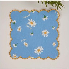 Decofav Mavi Zemin Papatya Desenli Nakış Kenar Kumaş Kokteyl Peçetesi 1 Adet